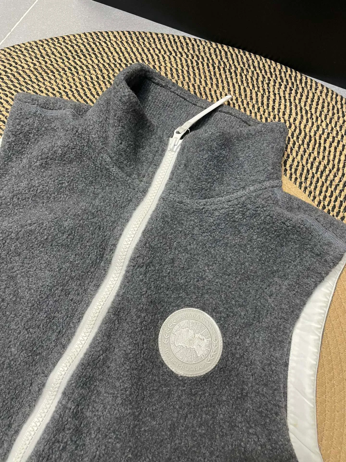 P600 Black CANADA GOOSE/Canada Goose Autumn and Winter Couple's Fleece Vest Jacket 🔘Color: Black Gray Khaki Highest version Original fabric High version High quality) ⚠All details Fabric accessories craftsmanship (all 1:1 passed inspection) (The owner is a "detail monster" so the goods he makes also pay attention to details) 1⃣ Distinguish the wrong version of market goods: all go single line ❌ Our genuine 1:1 special machine presses the line (high requirements for machine workers) 2⃣ Differentiates the market from drawings and making goods. Fabric color difference is too big. You get what you pay for, not fast food. 3⃣ Differentiates the market from low-end versions to receive labels, hang tags, and wash labels. All our accessories are custom-made (approved level) 4⃣ Differentiates the market from the detail-free workmanship❌ Our workmanship: neckline, shoulder line, armholes, cuffs, hem (In order to increase the cost, we must also restore the original product: yoke taping, double needle threading🔍) Size: S-XXL